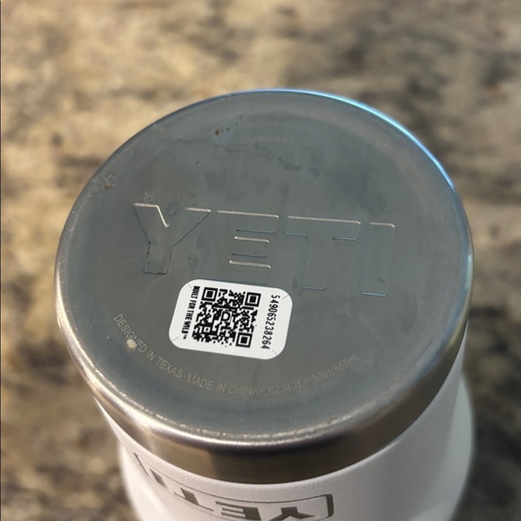 Yeti Rambler 30oz tumbler with lid - Picture 4 of 4